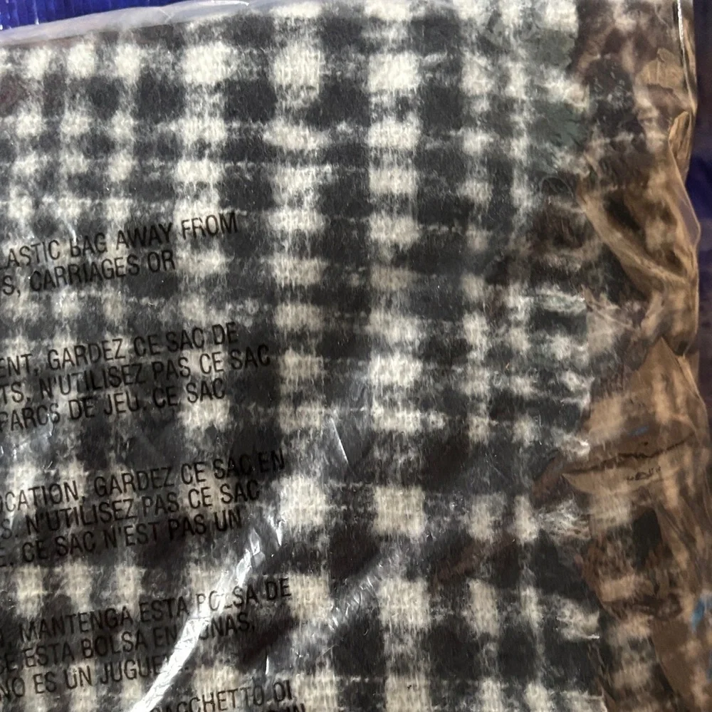 NWT Old Navy Plaid Black and White Warm Scarf